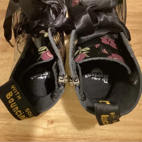 Dr. Martens Child Black Floral Combat Boots sz 11 in box - Picture 10 of 11